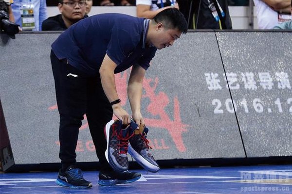 易建联再一次防守中被兰佩轻易突破后,阿联脱下脚上所穿球鞋扔到一旁