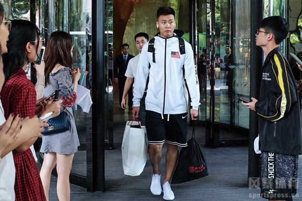 赵睿穿美国队外套